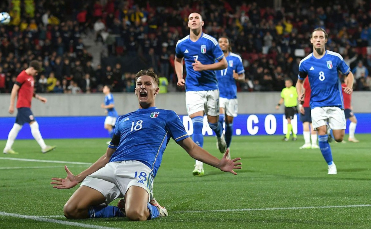 COSPLAY图赏：樱花妹COS《蔚蓝档案》康娜 死库水泳衣难掩肉感身材